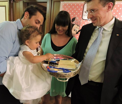 Elena Băsescu i-a tăiat moţul fetiţei. Ce a ales de pe tavă Sofia Anais | Foto