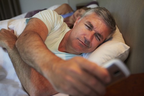 Ţii noaptea telefonul în dormitor? La ce pericole te expui