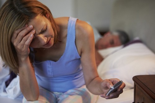 Ţii noaptea telefonul în dormitor? La ce pericole te expui