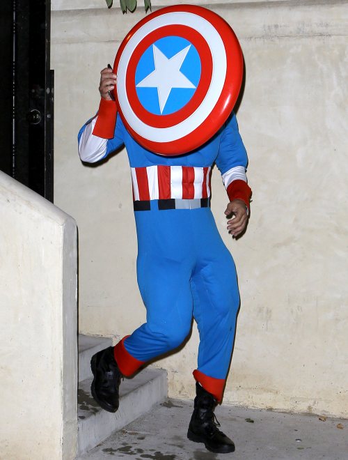 Vedetele au dat startul petrecerilor de Halloween. Uite cum s-au costumat!
