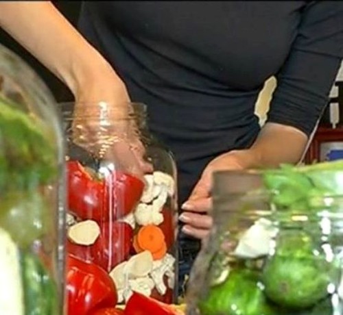Bunătăţi la borcan! Iată ce reţete de murături folosesc vedetele