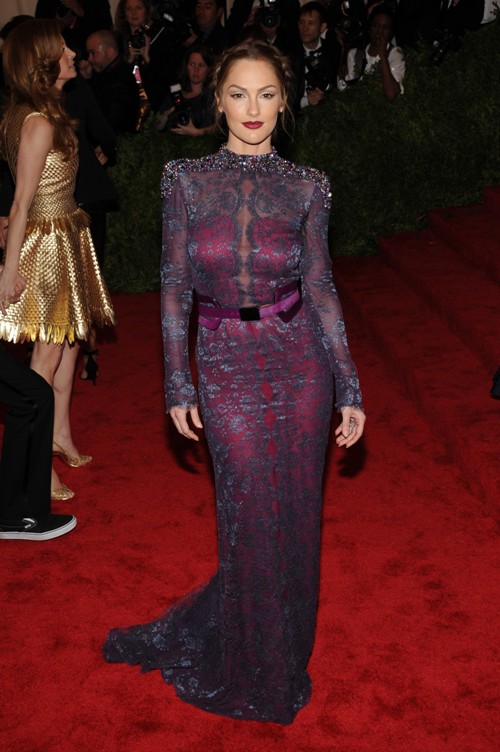 Aceeaşi rochie, două vedete. Cine a purtat mai bine această rochie Carolina Herrera?