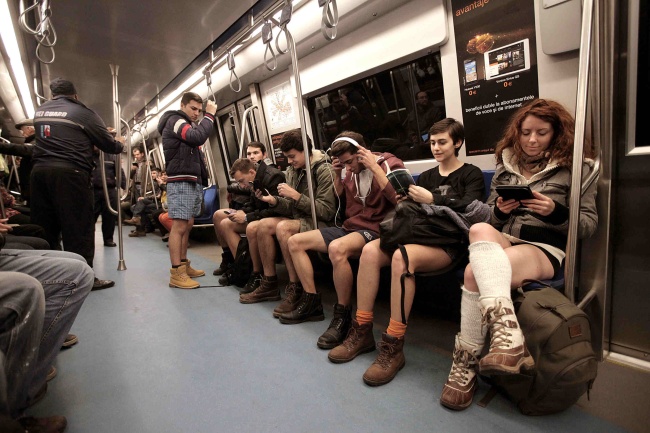 fara-pantaloni-la-metrou-bucuresti (3)