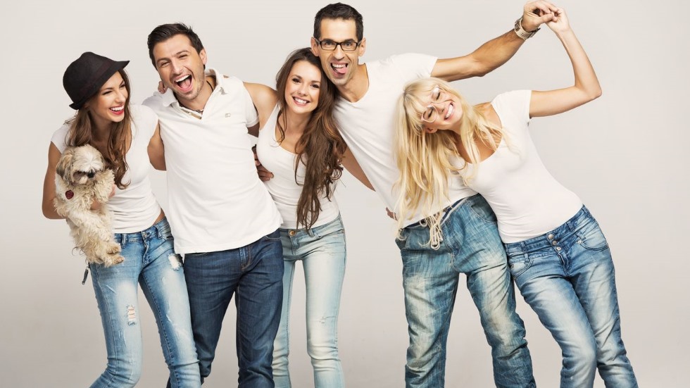 grup de prieteni in jeansi