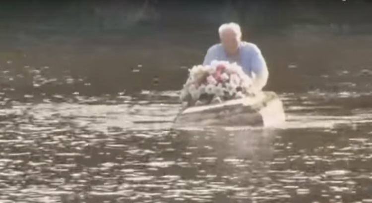 Batran cu sicriu pe apa