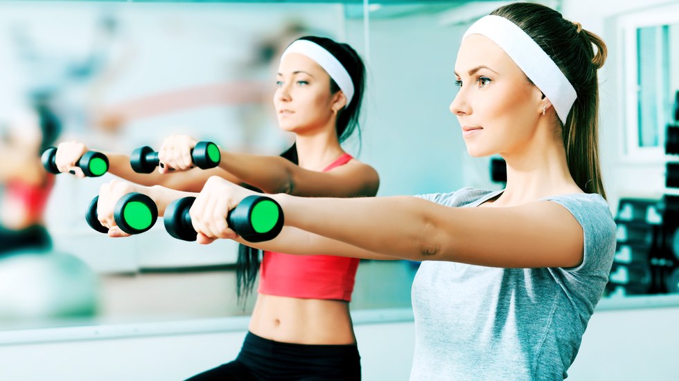prietene la sala de sport facand exercitii