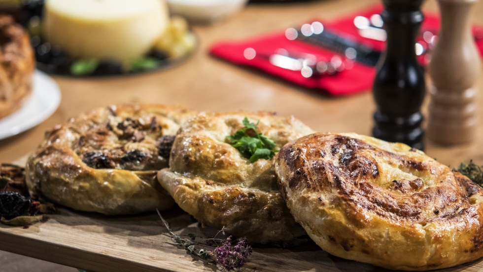 3 pite sarbesti cu umpluturi diferite