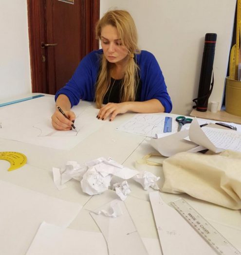 O altă vedetă care a decis să se dedice domeniului fashion este Cristina Cioran. De curând, Cristina a început cursul de Proiectare Vestimentară