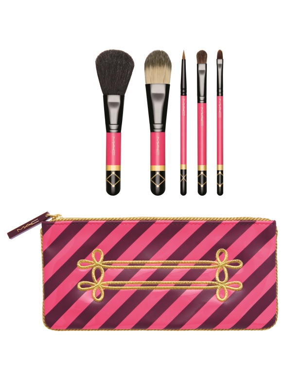Set pensule de machiaj, colecția Nutcracker Sweet, 255 lei, MAC 
