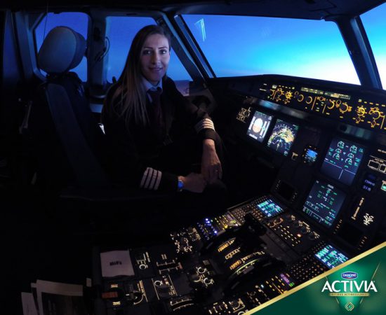 Andreea Lițescu este pilot și prima femeie comandant de bază a companiei aeriene pentru care lucrează. 