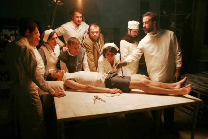 secventa din pelicula „Inimi cicatrizate”