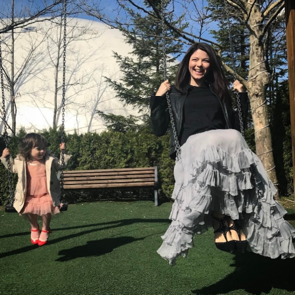 Anca Lungu și fata ei în parc