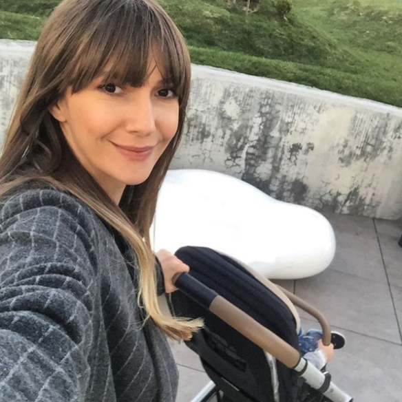 Adela Popescu și fiul ei la plimbare în parc