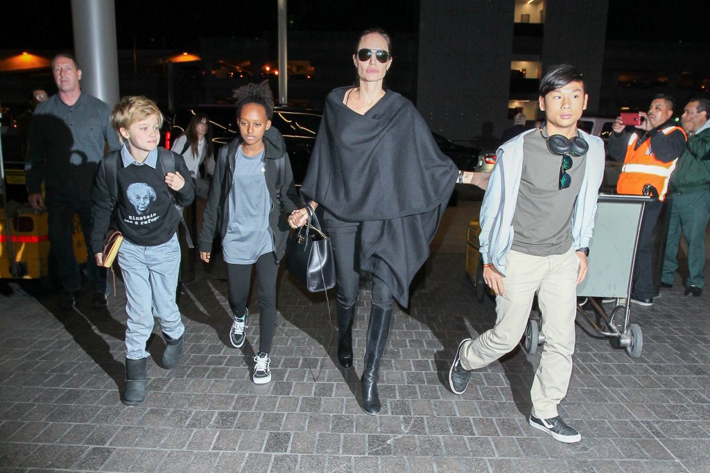 angelina-jolie-si-copiii-ei-cele-mai-cool-mamici-de-la-hollywood