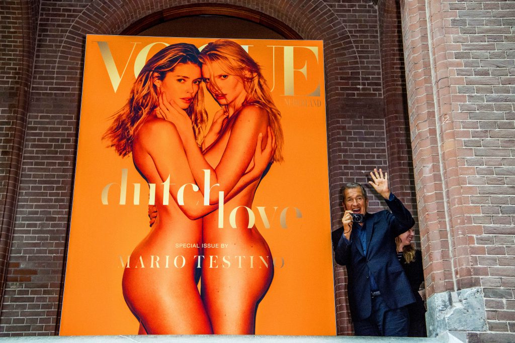 aniversare-5-ani-de-vogue-olanda-Lara-Stone-si-Doutzen-Kroes-dezbracate-goale-pe-coperta-revistei