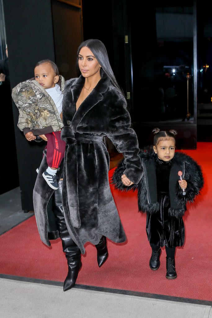 kim-kardashian-si-copiii-ei-cele-mai-cool-mamici-de-la-hollywood.