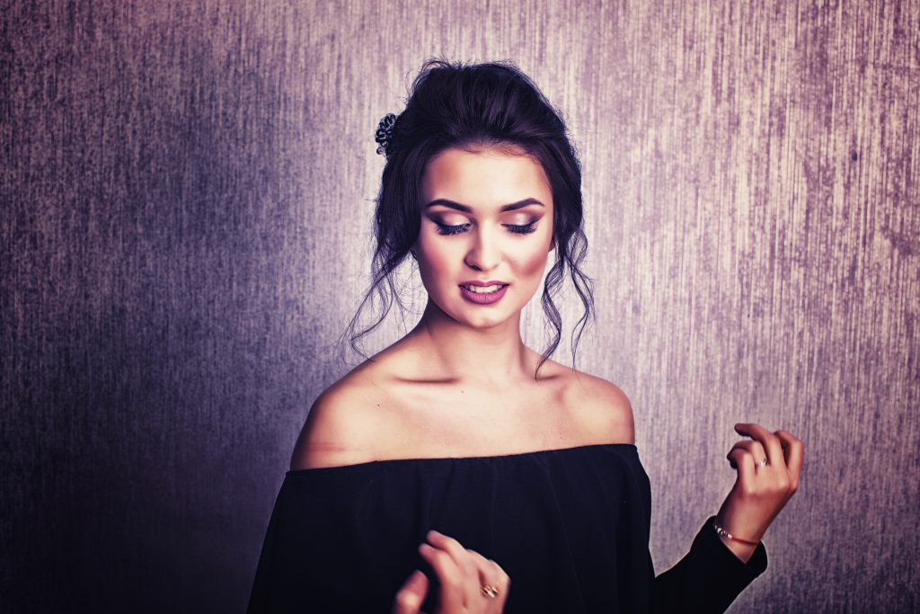 conturare fata excesiva greșeli de make-up care te îmbătrânesc