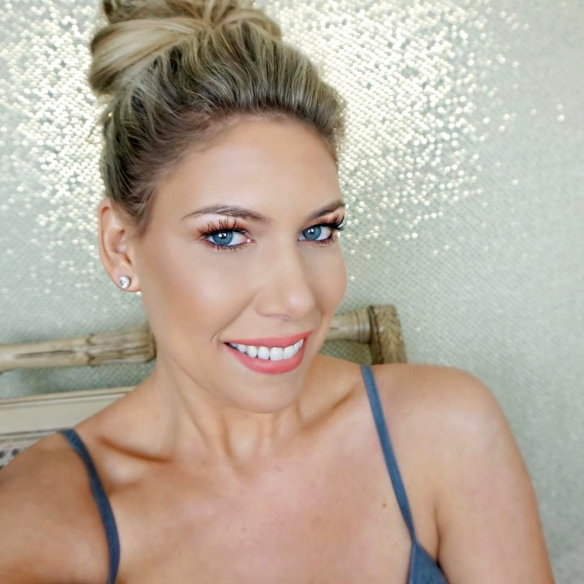 O frumoasă polițistă este beauty blogger în timpul liber