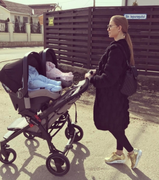 Marina Dina și fii săi la plimbare