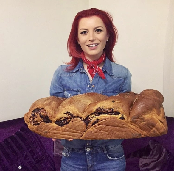 elena-gheorghe-cozonac-paste camasa si blugi cu un cozonac mare in brate 