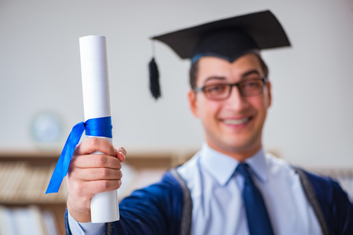 student-absolvire-roba-diploma-licenta.