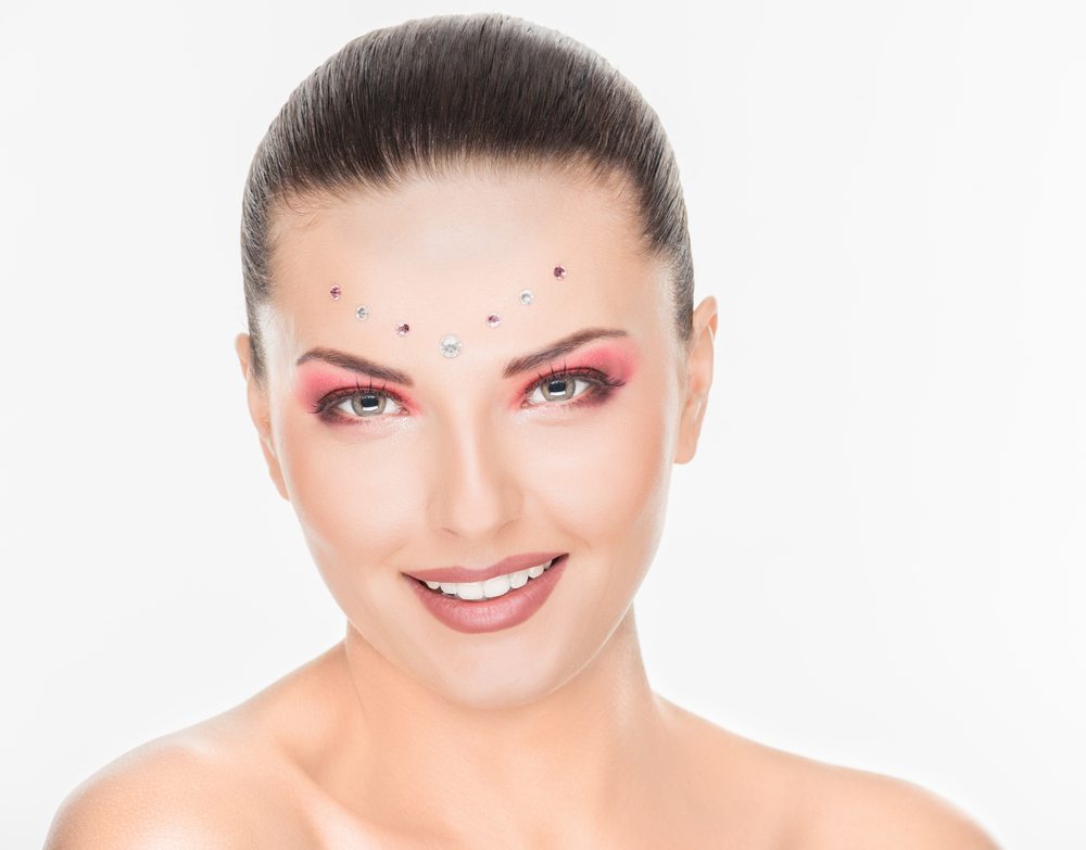 ștrasuri-aplicate-pe-față-machiaj-festival-look-2017