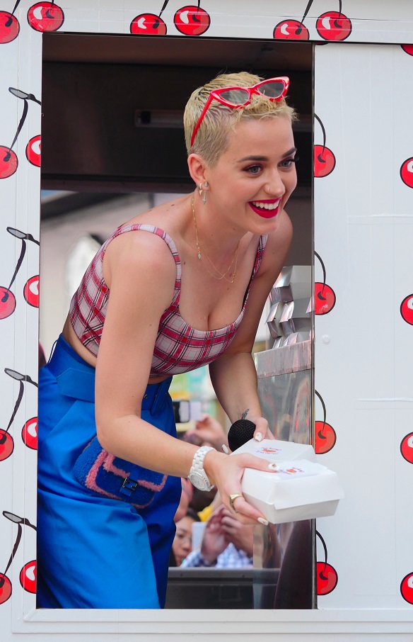 katy-perry-placinta-cu-cirese.jpg