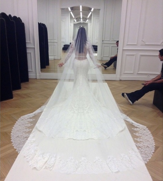 kim-kardashian-kanye-west-rochie-de-mireasa