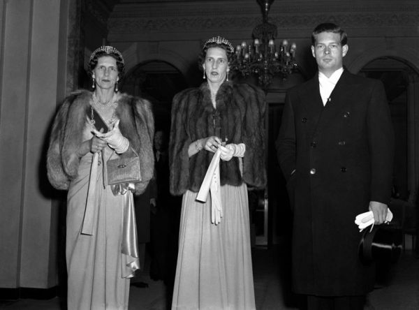 Majestatea Sa Regina Mamă Elena, Alteţa 4 Sa Regală Prinţesa Irina, Ducesă de Aosta şi Majestatea Sa Regele Mihai I, în faţa hotelului