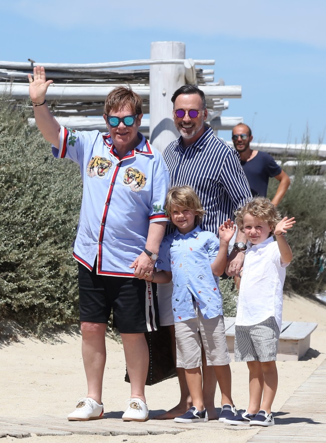 Elton John alaturi de sotul sau, David Furnish si cei doi copii, Zachary și Elijah