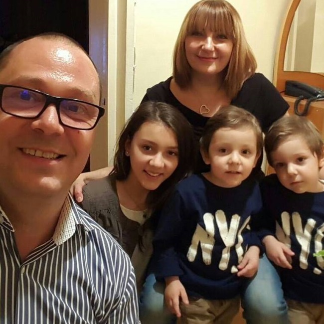 Ovidiu Oanta alaturi de sotia si copiii sai