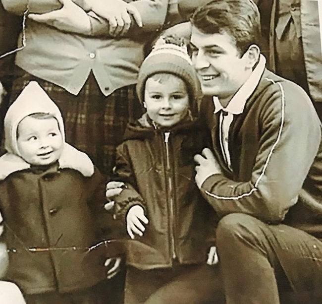 Mihaela Radulescu alaturi de fratele sau mai mare si de tatal sau