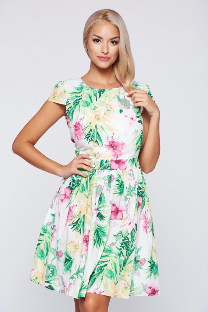 Modele de rochii cu imprimeuri florale-rochie alba cu flori verzi si roz