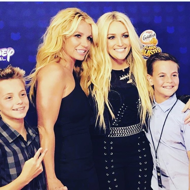 Britney Spears alaturi de sora sa, Jamie Spears , si de cei doi baieti ai sai