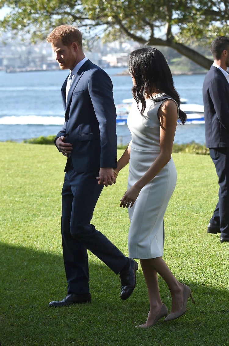 Meghan Markle si Printul Harry merg tinandu-se de mana