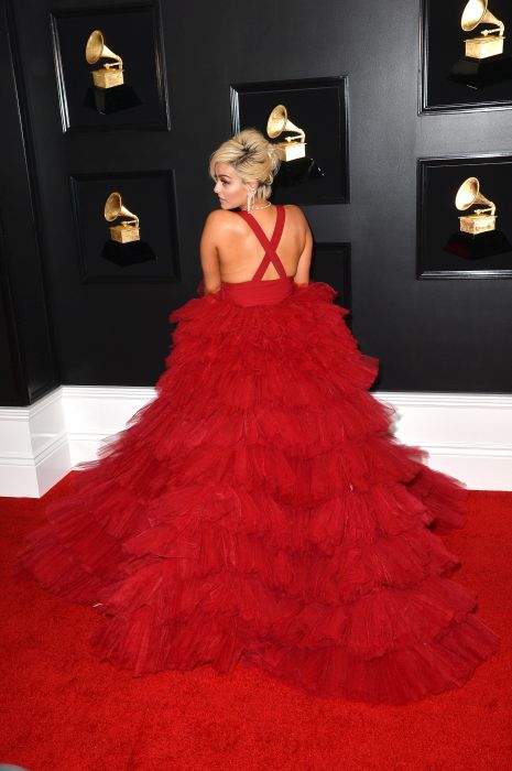 Bebe Rexha, superbă pe covorul roșu, după ce designerii au refuzat să îi creeze o rochie din cauza dimensiunilor ei