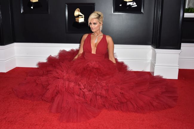 Bebe Rexha, superbă pe covorul roșu, după ce designerii au refuzat să îi creeze o rochie din cauza dimensiunilor ei