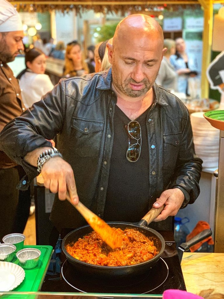 catalin scarlatescu gateste la restaurant