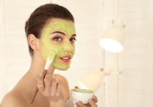Cum se fac balsamuri pentru piele faciale cu avocado și miere?