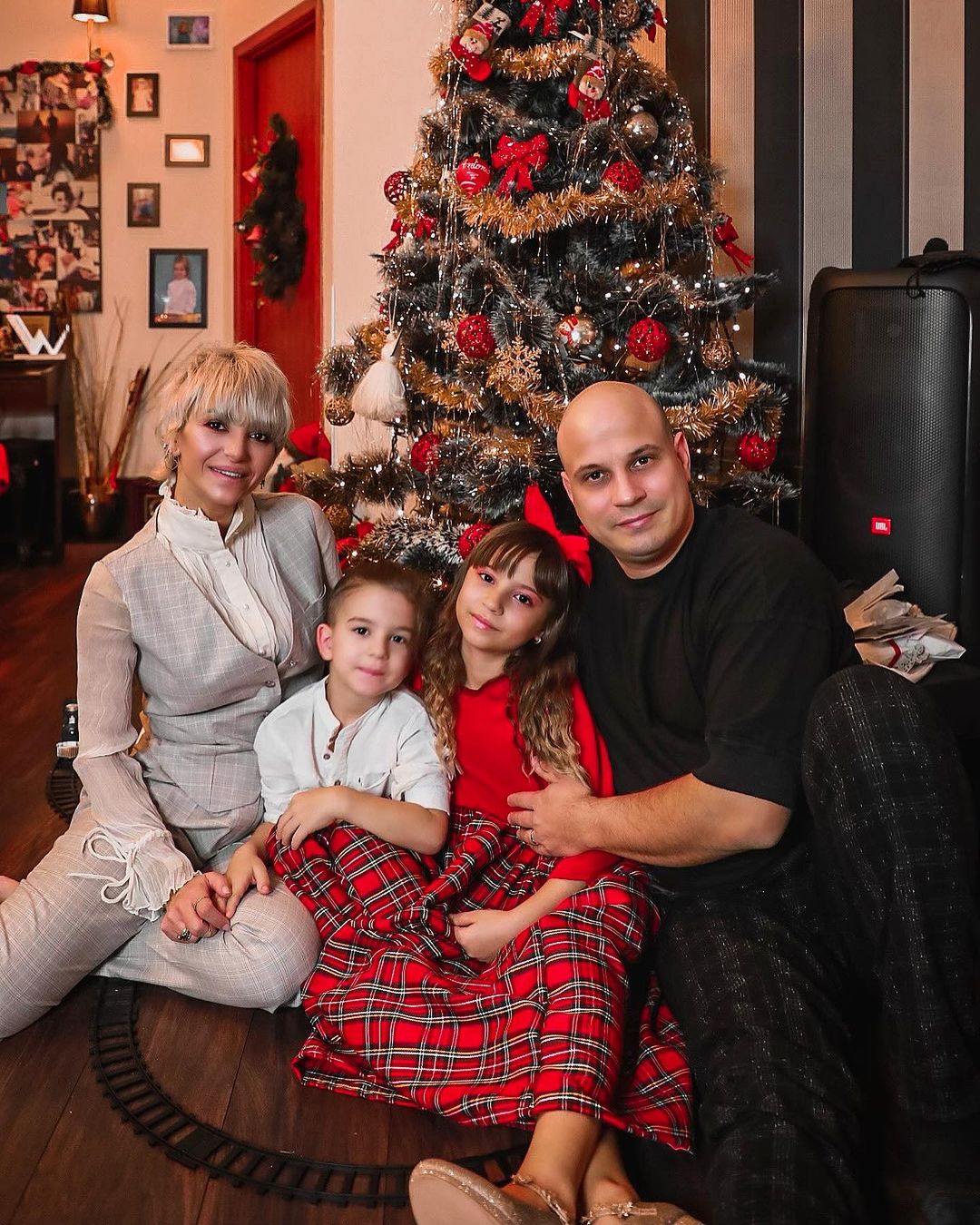 Giulia Anghelescu, Vlad Huidu și copiii lor, Antonia și Mikael - Unica.ro