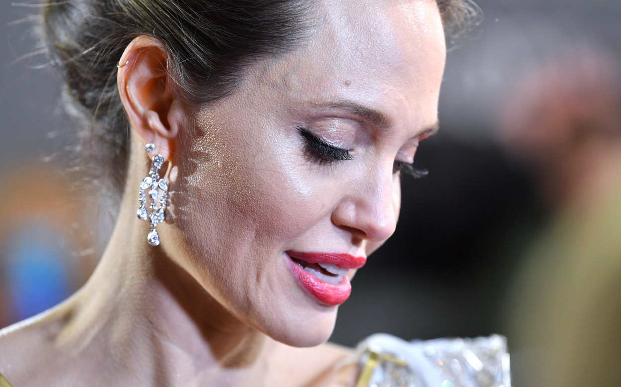 ANGELINA JOLIE: Diện đồ đơn giản nhưng ít ai ngờ Angelina Jolie đã chi gần  500 triệu đồng cho trang phục trong chuyến đi Paris vừa qua