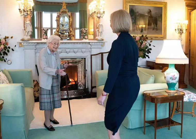Regina Elisabeta a II-a si noul premier al Regatului Unit, Liz Truss, la Castelul Balmoral din Scoția. 