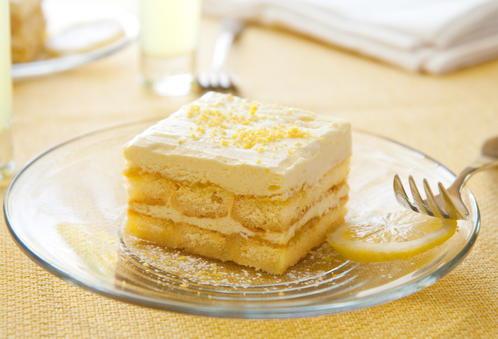 Tiramisu cu lămâie pe farfurie. Un fel de tiramisu clasic reinterpretat.