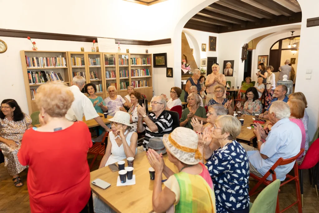 Rolul Farmacistului Dr. Max în viețile seniorilor singuri