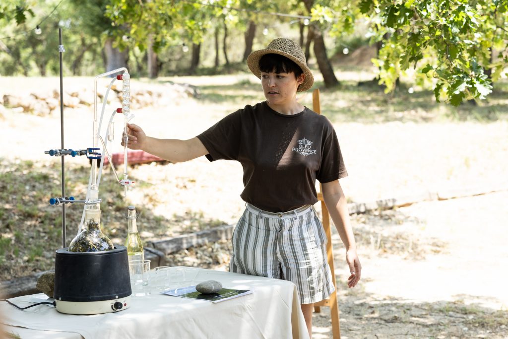 Louise Bayart, Agroecology Project Manager, ne-a arătat cum funcționează alambicul
