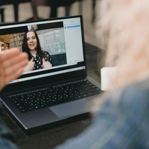 Cum îți adaptezi machiajul ca să arate bine pe camera de laptop