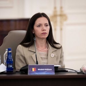 Mirabela Grădinaru, schimbare de stil vestimentar la întâlnirea cu delegația UNICEF! Ce ținută a ales partenera președintelui României