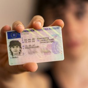 Permisul auto și talonul se scumpesc de la 15 septembrie. Care sunt noile tarife