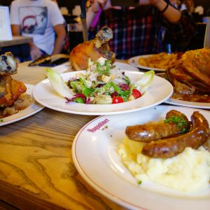 Situație revoltătoare într-un restaurant din Bacău. Cum au apărut 600 de lei în plus pe nota de plată a unor români. Motivația este halucinantă