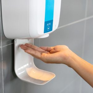 Avantajele utilizării unui dispenser de săpun lichid de la Sanito în spațiile profesionale